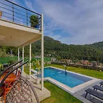 Villa With Private Pool And Sea View In Goecek,