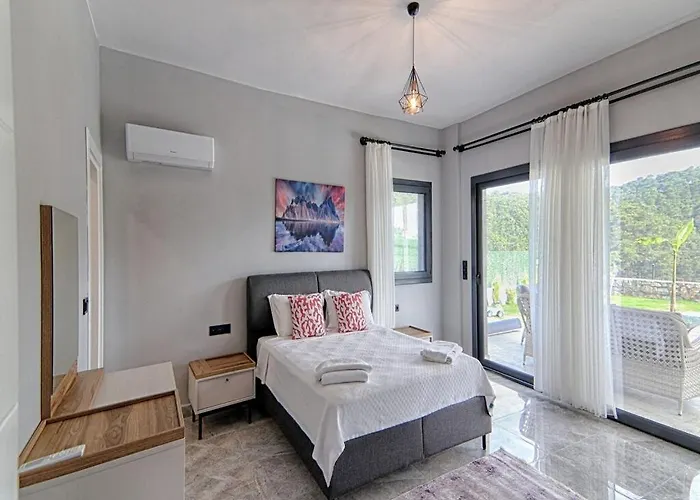 With Private Pool And Sea View In Goecek, Vilă *